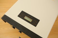 太陽能板主要是以什么發電？